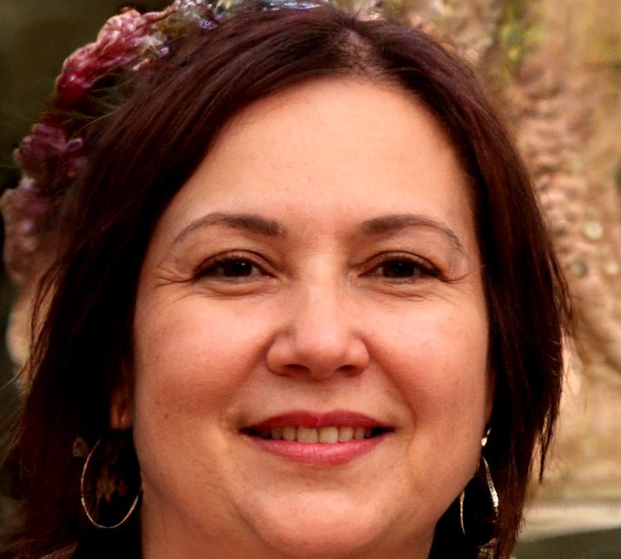 Retrato profesional de Esperanza Mendoza, maquilladora especialista en alta costura